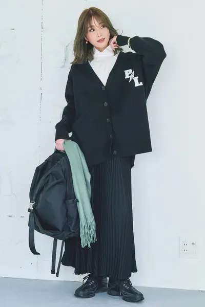 【1/31のコーデ】プリーツスカートの縦ラインと黒の効力でスタイルよく！