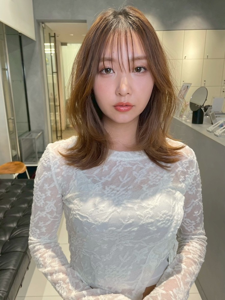 くびれシルエットの今どきミディ