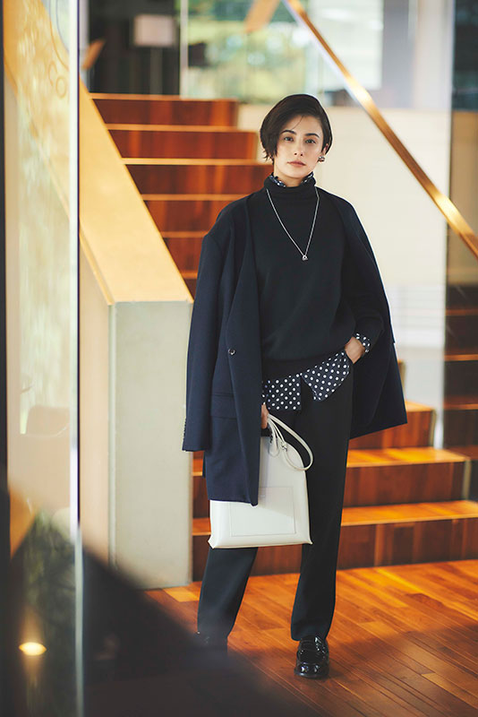 黒コート×黒タートルネック×ドット柄ブラウス×黒パンツ
