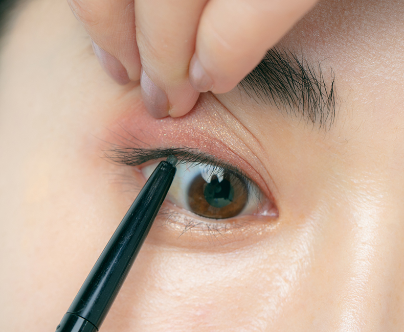ラインは引かない！ まつげを“埋めるように描く”