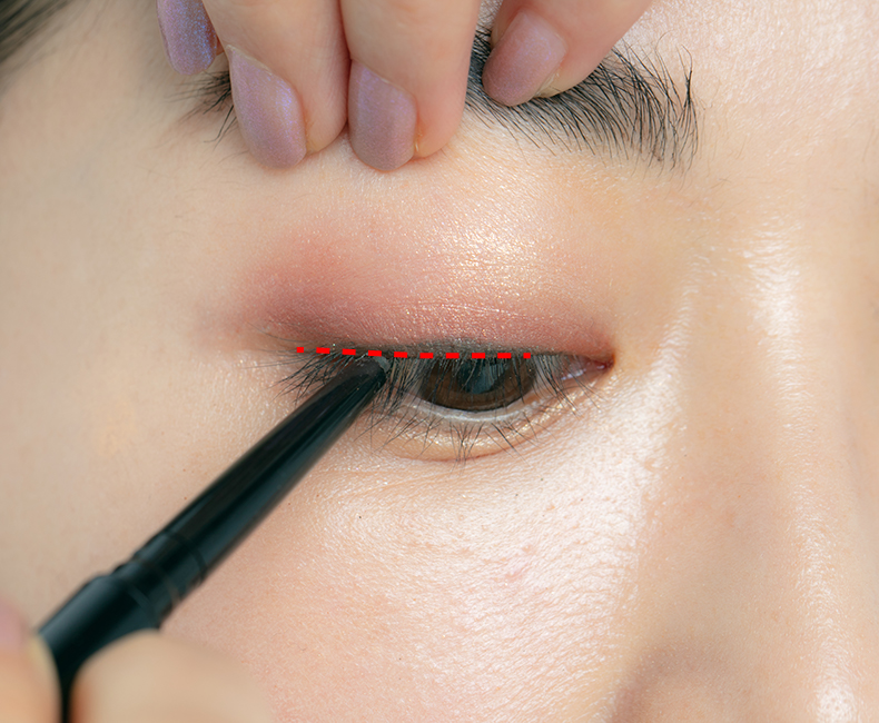 まつげの上に点描きし、目力をアップさせる