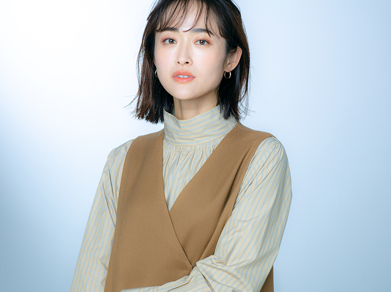 まつげの隙間を埋め「目の輪郭を際立たせる」