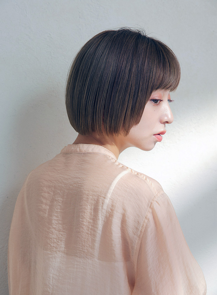 大人に似合うやわらかぱっつんボブ 斜め後ろからのアングル