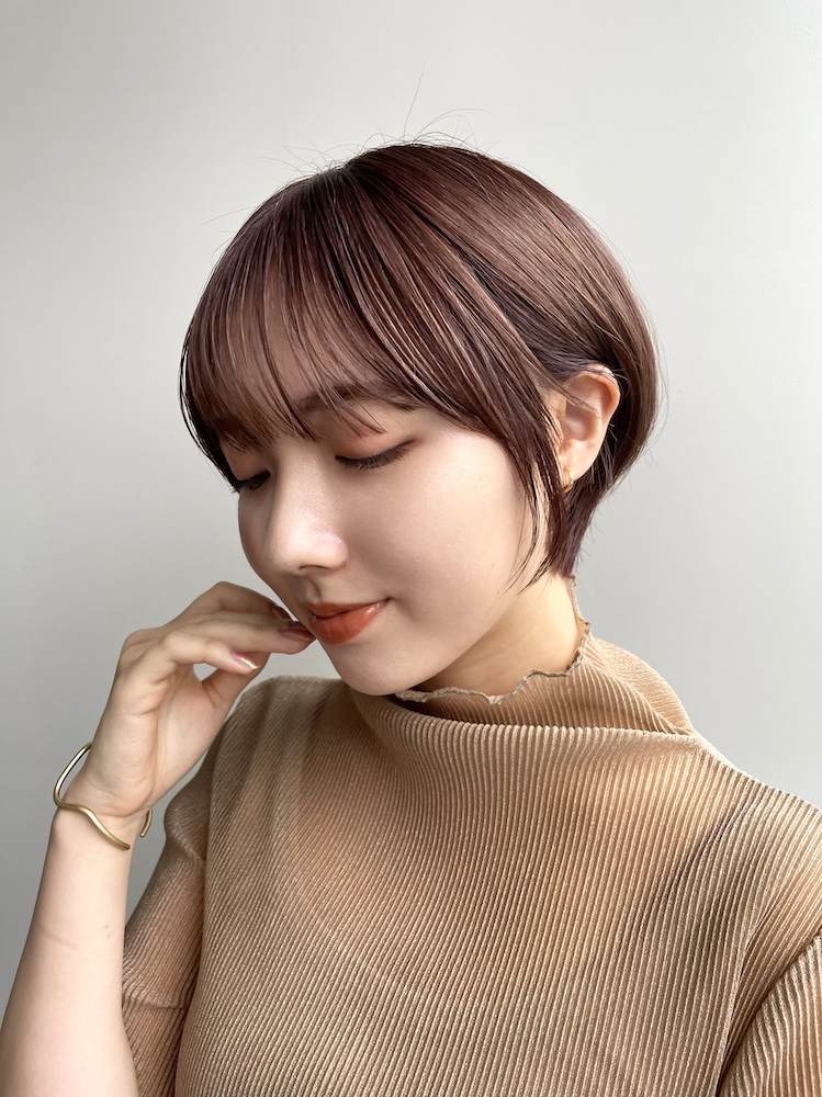 丸みある隙間バング×ふんわりマッシュショート 別アングル