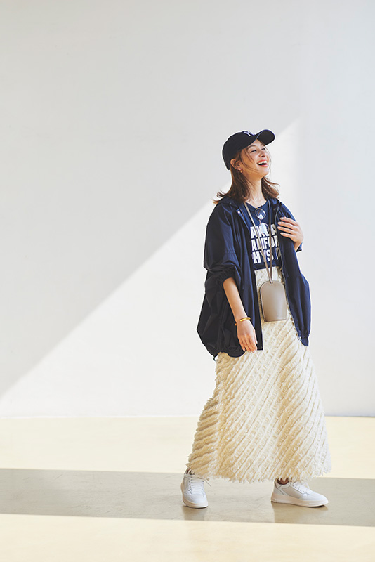 ネイビーブルゾン×ロゴTシャツ×白スカート×ネイビーキャップ