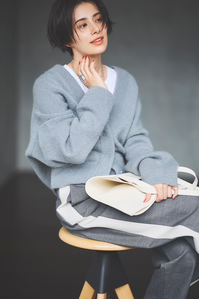 ライトグレーニットカーディガン×白Tシャツ×グレーワイドパンツ