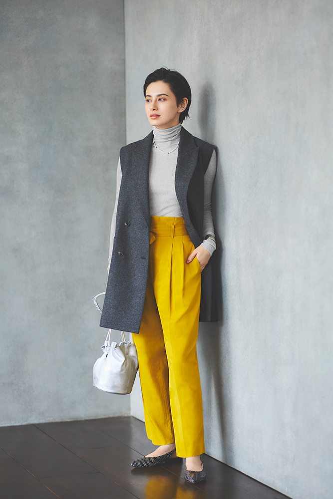 マスタードイエローパンツ×ライトグレーニット×チャコールグレージレ