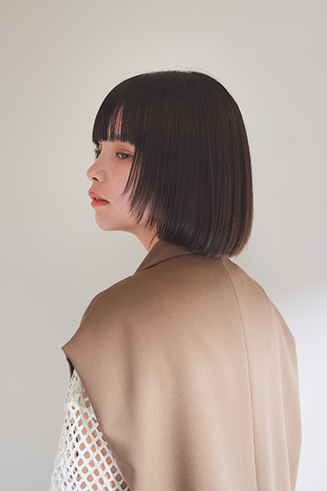 耳かけやかき上げでシルエットに変化を