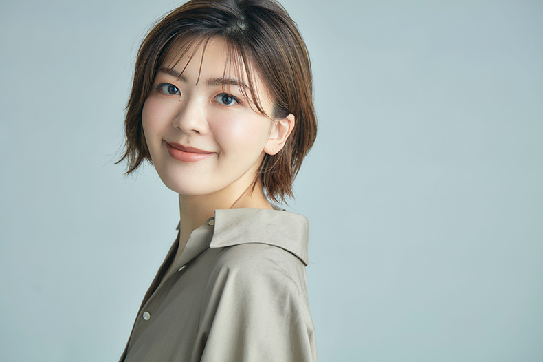 シャツを着た笑顔の女性