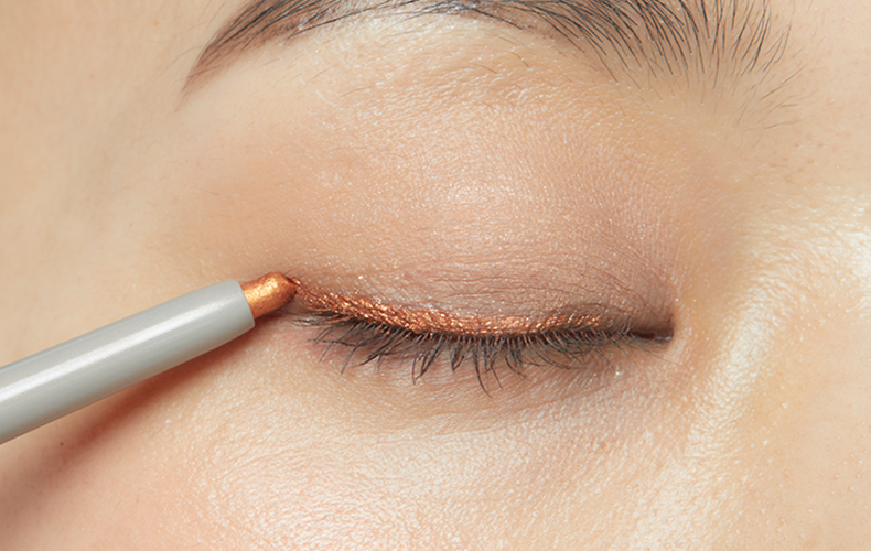 シャキッと若々しい明るい目元を作る