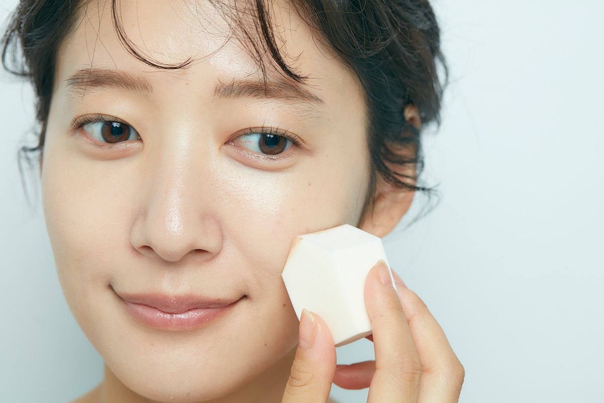 STEP2：クリームファンデーションで肌を補正