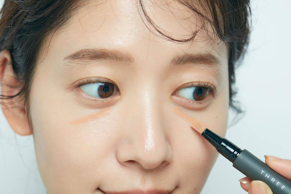 STEP3：オレンジコンシーラーでクマを消す