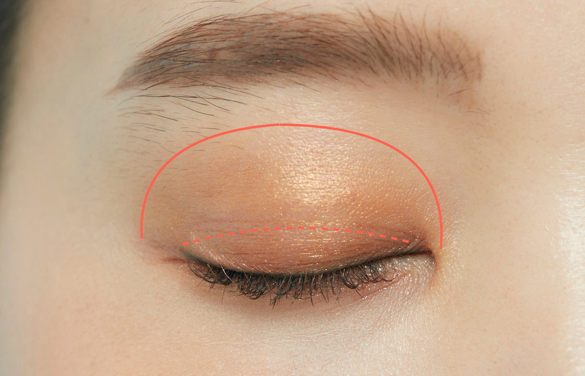 STEP1：イエローをまぶた全体につける