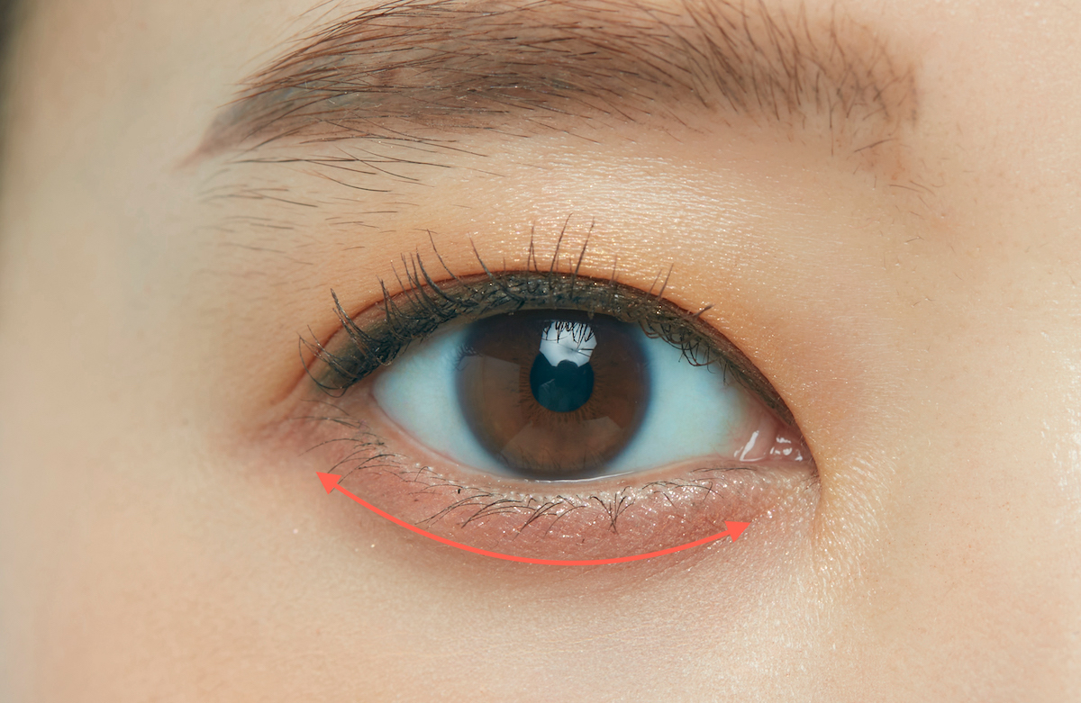 STEP2：パールブラウンを目の下に塗布する