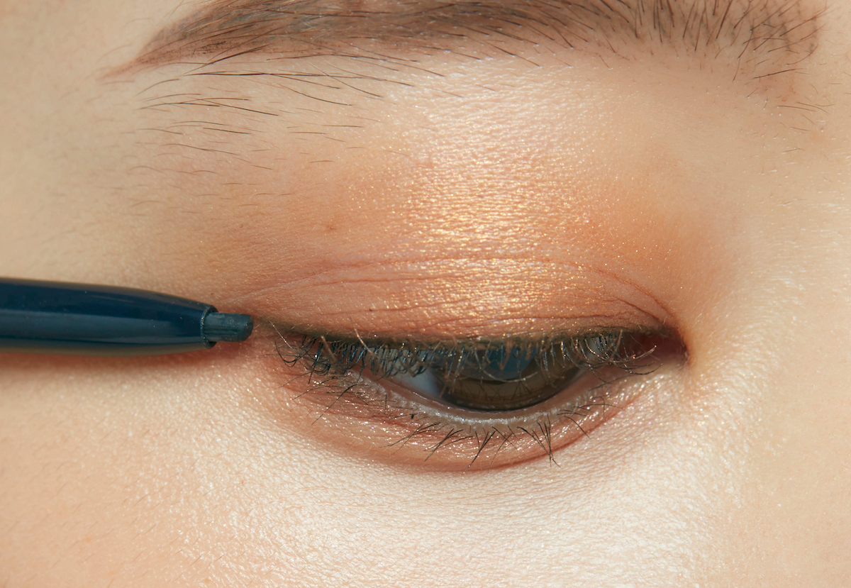 STEP3：ネイビーアイライナーで目を引き締める