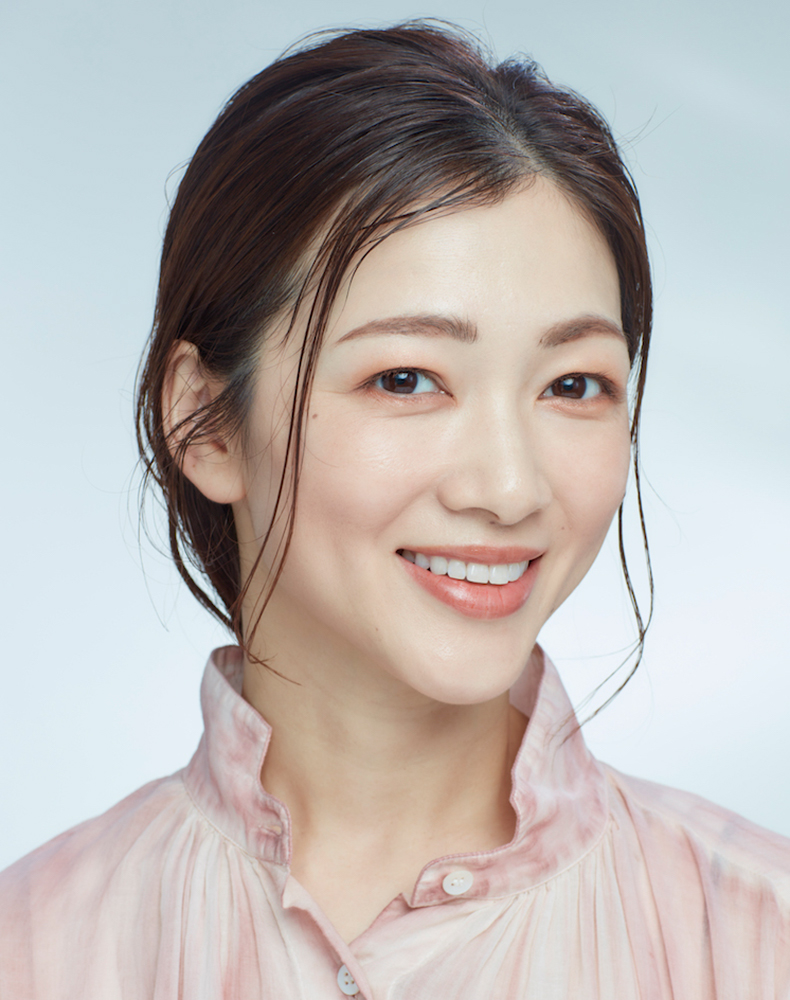 おくれ毛をアレンジしたヘアのモデル写真