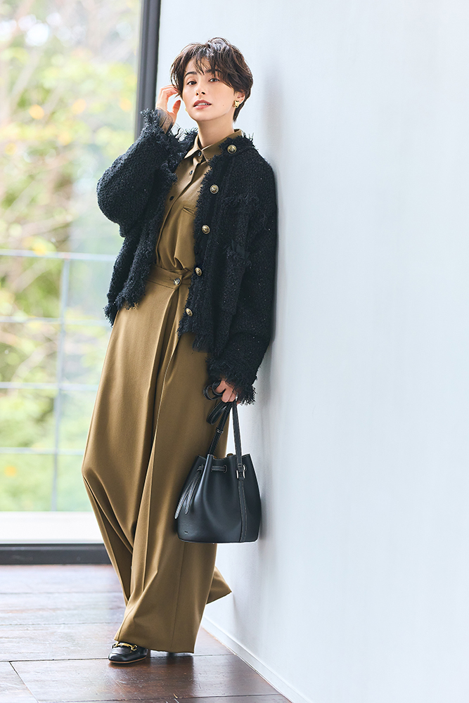 黒ニットツイードジャケット×カーキシャツ×カーキワイドパンツ