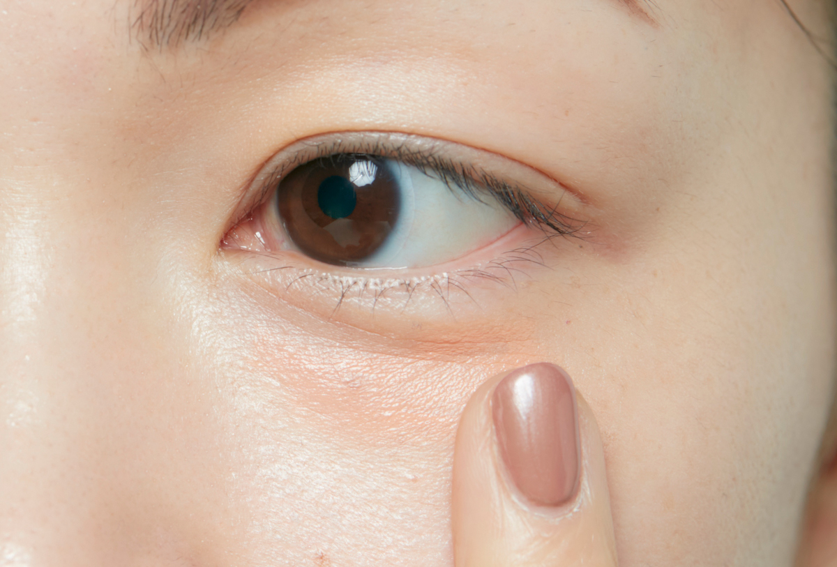 クマが濃くて疲れて見える→オレンジリキッドコンシーラーでカバーして