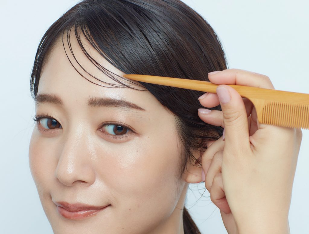 横に流して毛束を出す