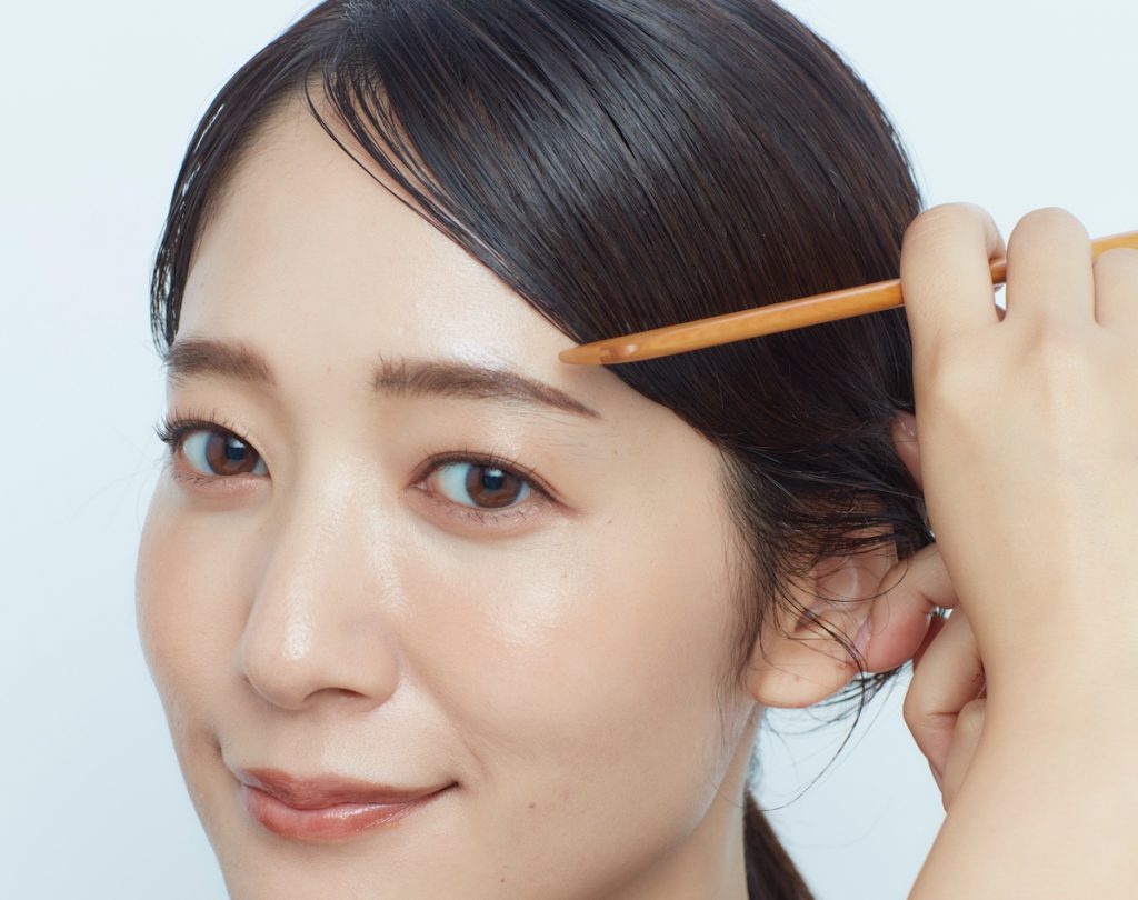 横に流して毛束を出す