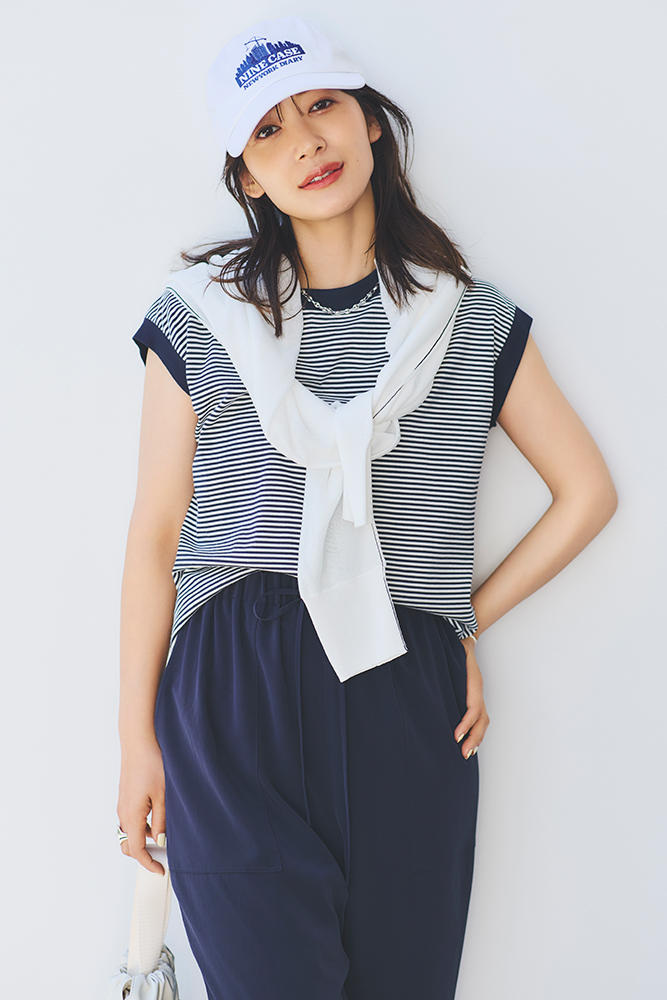 吉田明世さん　白ロゴキャップ×ボーダートップス×イージーパンツ