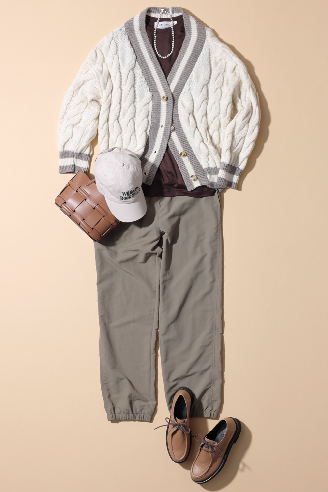 ニットカーディガン×ブラウンパンツ