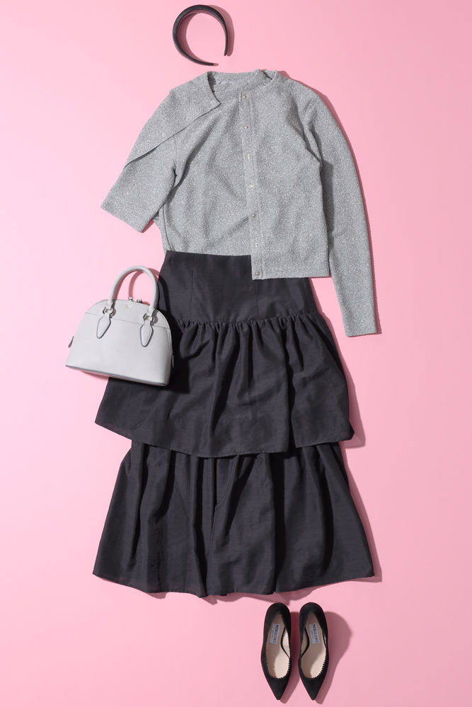 黒スカート×グレーラメアンサンブルニット