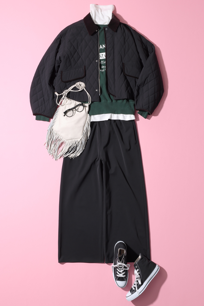 黒パンツ×グリーンスウェット×黒ジャケット