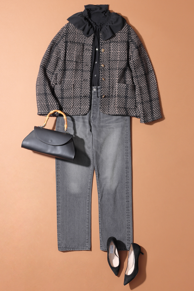 ジャケット×フリル黒ブラウス×スミクロデニムパンツコーデ