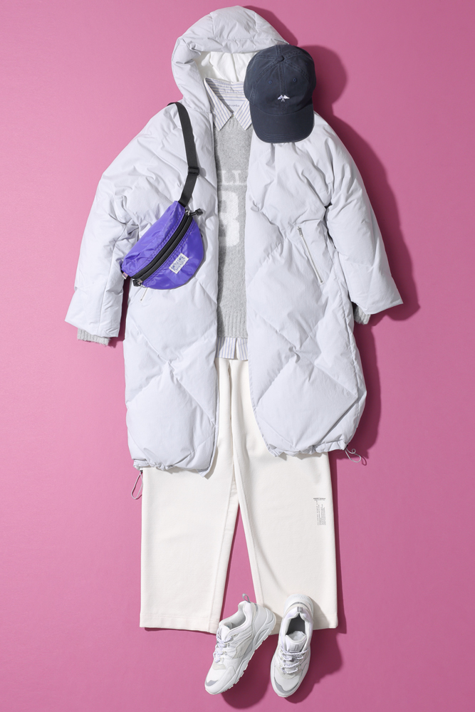 グレーロゴニット×ストライプシャツ×白パンツ×グレーコート