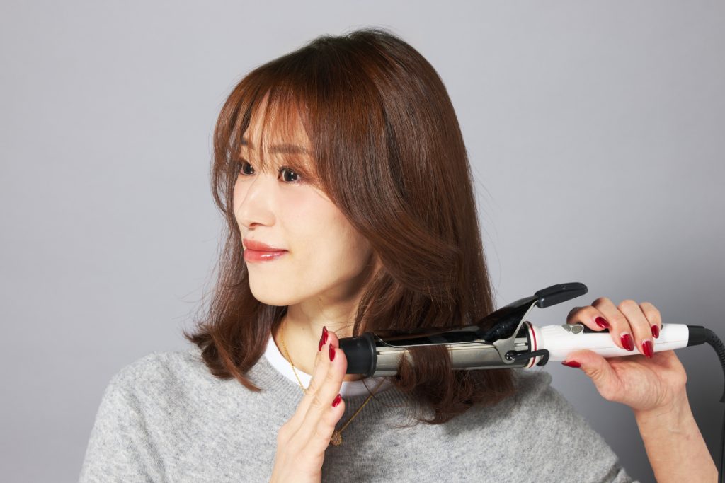 毛先を外に巻いているモデルの写真