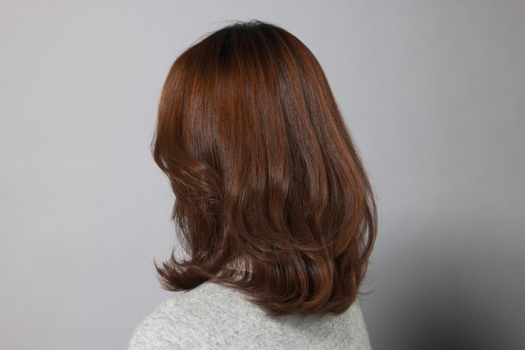 髪を巻いたモデルの後ろ姿の写真