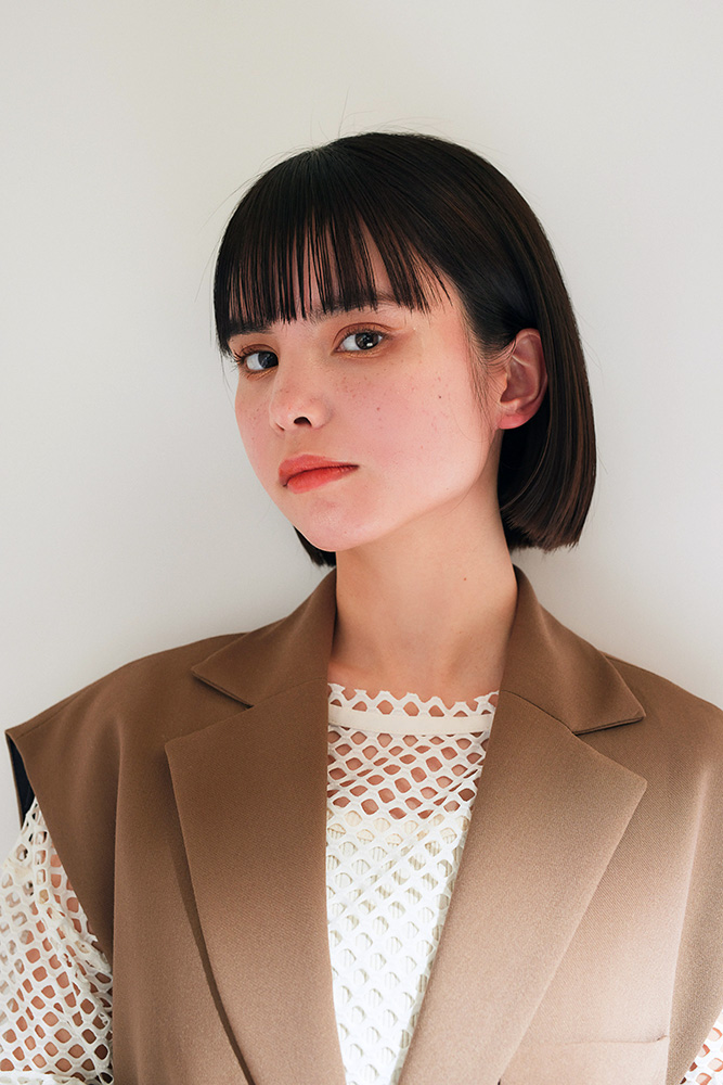 前髪ありのボブヘアの写真　正面