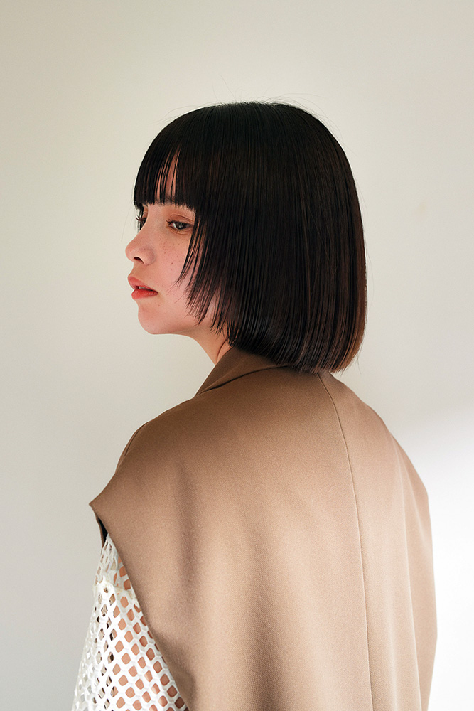 前髪ありのボブヘアの写真　横顔