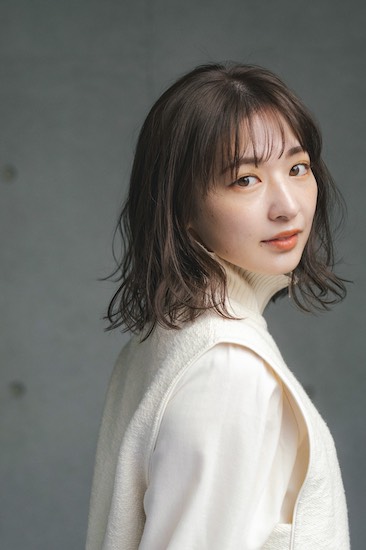 前髪ありの毛先にウェーブがかかったボブヘアの写真　正面