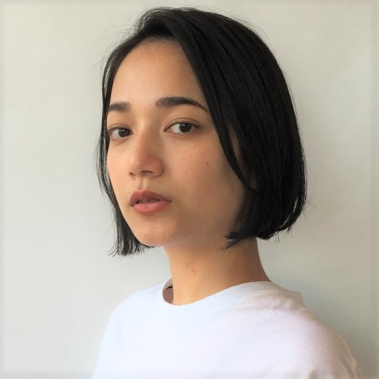前髪なしのボブヘアの写真　正面