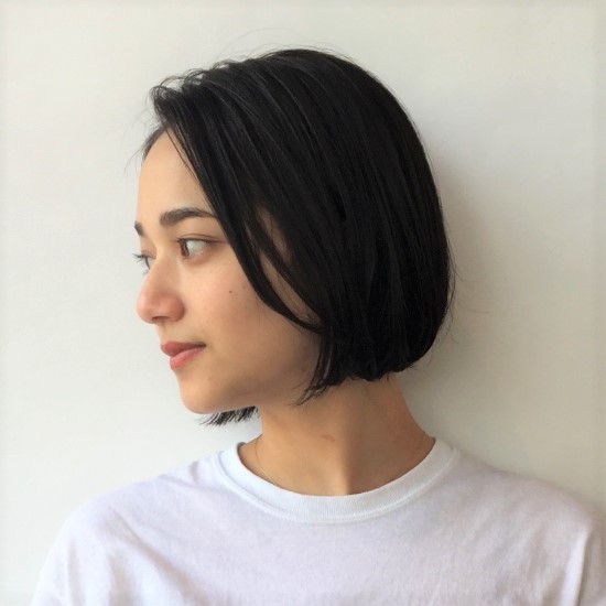前髪なしのボブヘアの写真　横顔