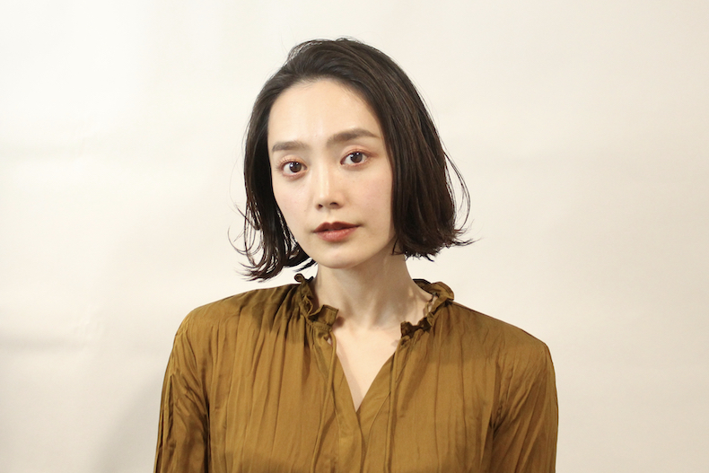前髪なしのボブヘアの写真　正面