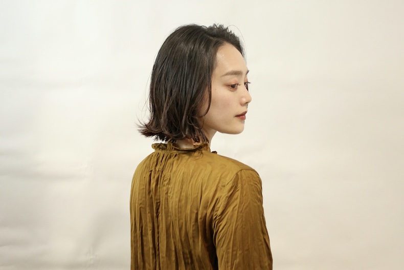 前髪なしのボブヘアの写真　横顔