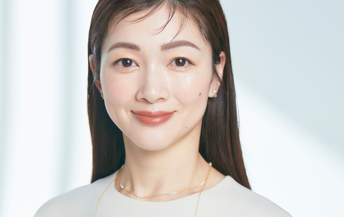 リップが主役のアイメイクはソフト&軽やかに