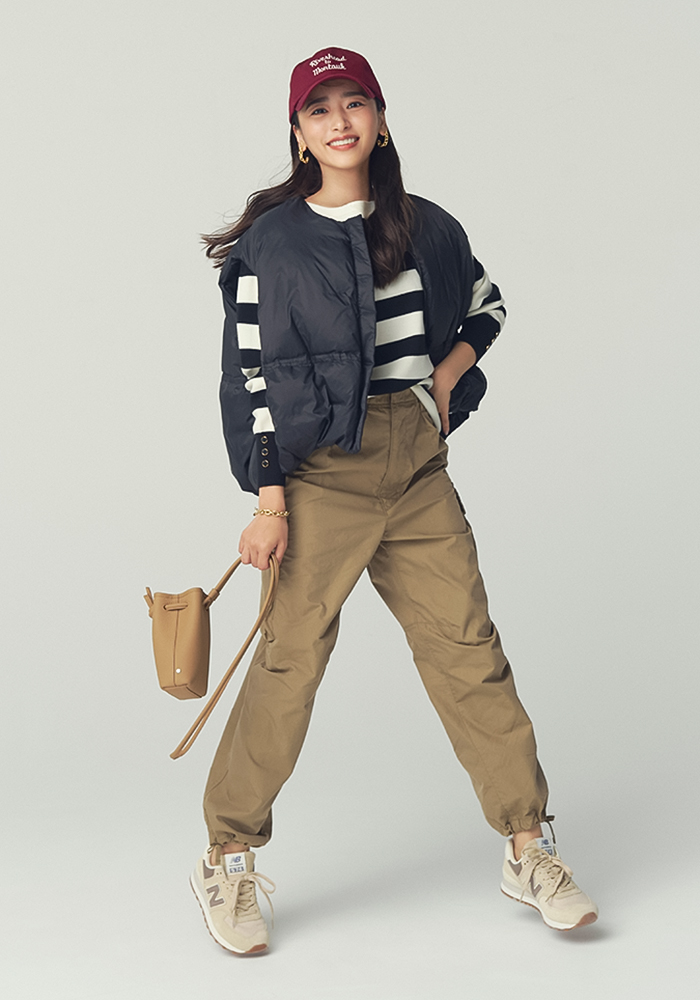 ネイビーダウンベスト×ボーダートップス×ベージュパンツ