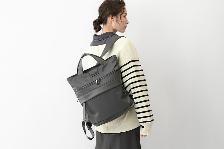 リュックのモデル着用写真