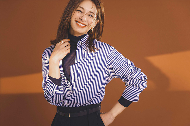 黒タートルネックの着こなし