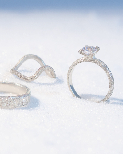 （左から）リング￥22,000、ウェーブリング￥18,700、キュービックジルコニアリング￥25,300