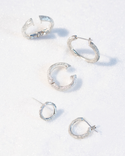 （上から）イヤーカフ(大)￥22,000、フープピアス(大)￥18,700、イヤーカフ(小)￥18,700、サークルピアス￥13,200、フープピアス(小)￥15,400※すべてシングル販売