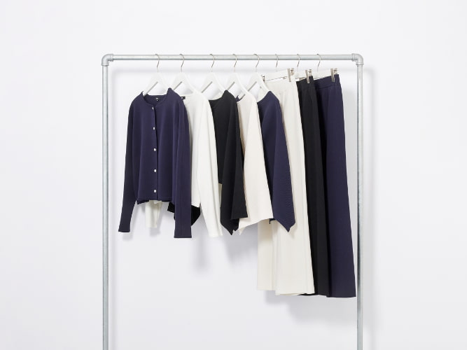 「コットンブレンドニットシリーズ」ハンガーにかけた状態