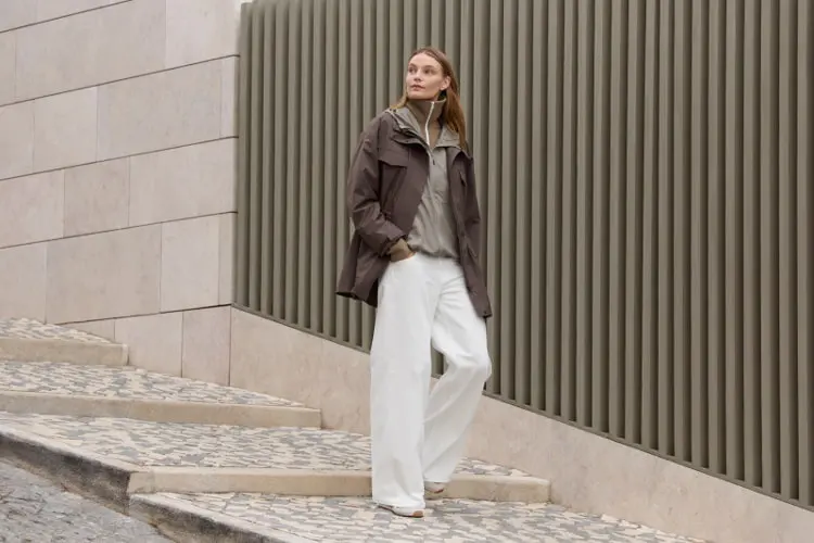 アウターとジップアップニット、7パンツのコーディネート