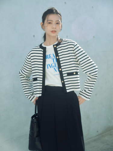 メタルボタンクルーネックニットカーディガン着用画像