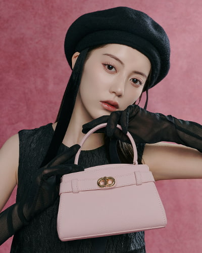 バッグを持った女性