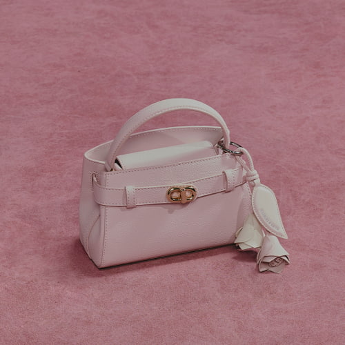 バッグチャームを付けたバッグ